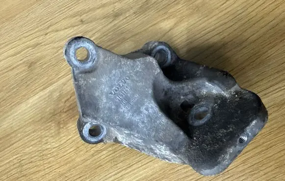 Volvo V70 Engine mounting bracket 9161141