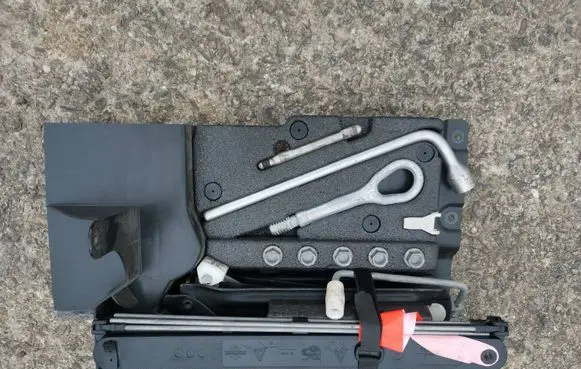 Mercedes-Benz C W203 Tool set 2038900061