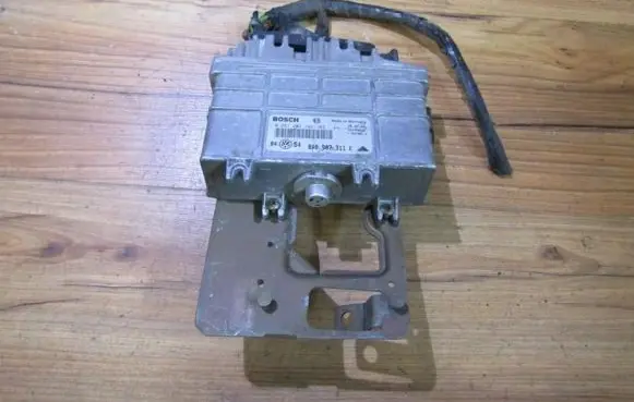 Volkswagen Golf III Engine control unit/module 0261203182 8a0907311k