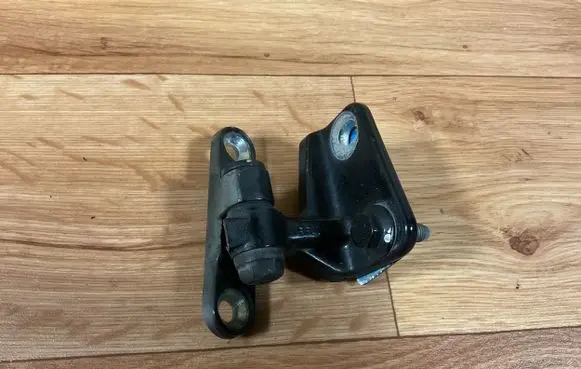Mercedes-Benz B W245 Rear door upper hinge 046572