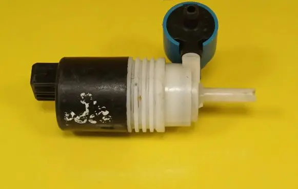 Volkswagen Polo Windscreen/windshield washer pump 1H6955651