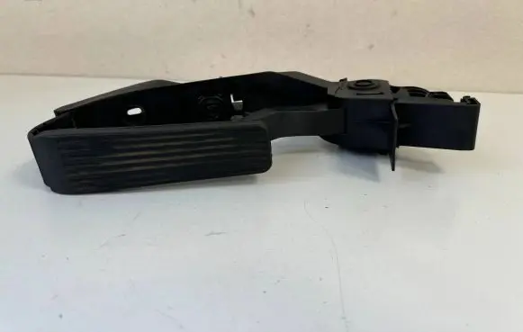 Mercedes-Benz E W211 Accelerator throttle pedal A2113000404