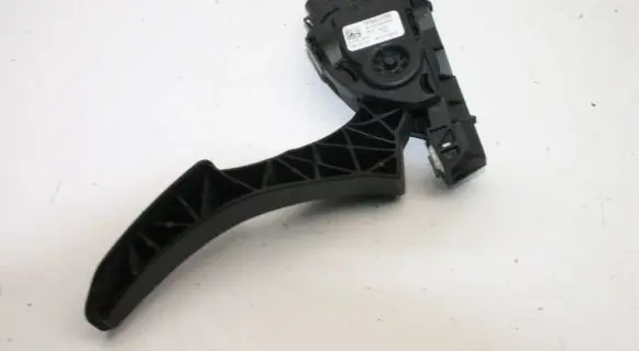 Volvo XC70 Accelerator throttle pedal 31329060