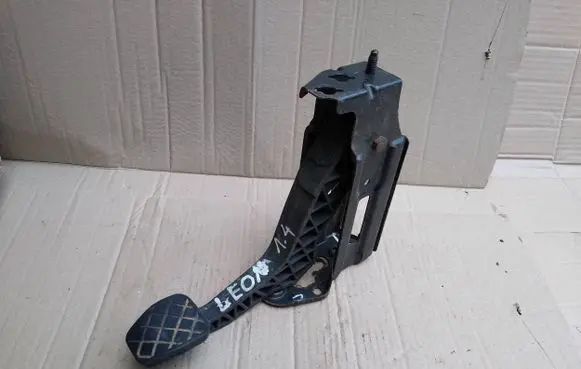 Volkswagen Golf IV Clutch pedal 1J1721373C