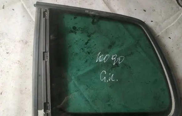 Volkswagen Touran I Rear side window