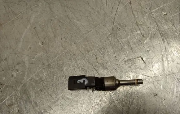 Volkswagen Golf VII Fuel injector 03C906036M