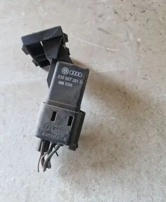 Volkswagen PASSAT B6 Glow plug pre-heat relay 038907281D
