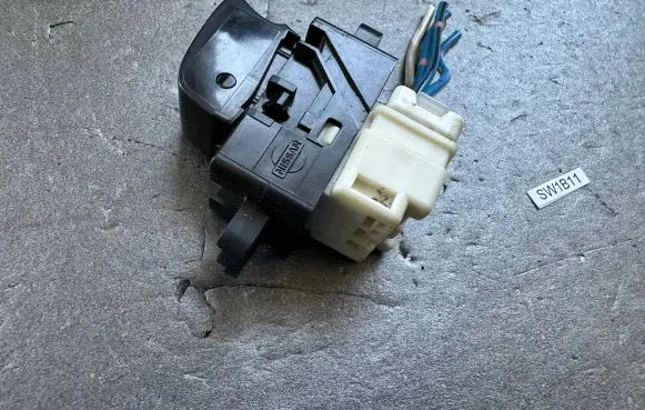 Nissan Patrol Y61 Electric window control switch 254110V000