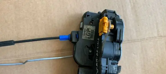 Opel Astra J Front door lock 13579523