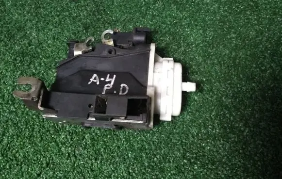 Audi A4 S4 B5 8D Front door lock 8D1837016A