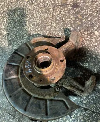 Volkswagen Golf V Front wheel hub