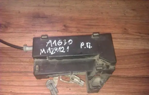 Mazda 121 Front door lock