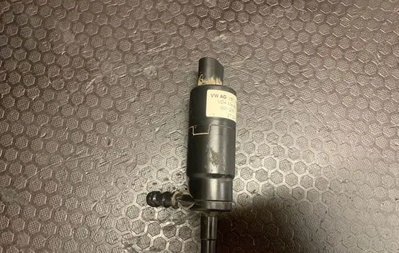 Volkswagen Touareg I Headlight washer pump 3B0955681