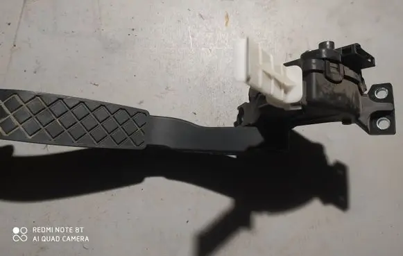 Volkswagen Touareg II Accelerator throttle pedal 7L0723507D