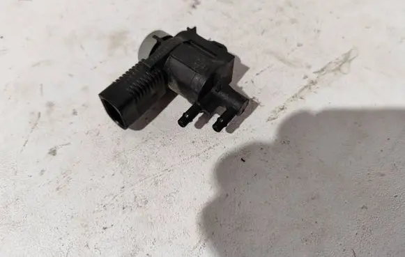 Volkswagen Golf IV Turbo solenoid valve 1J0906283C