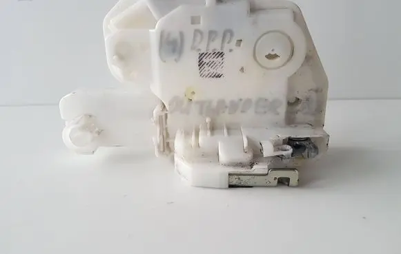 Mitsubishi Outlander Front door lock 5715A594
