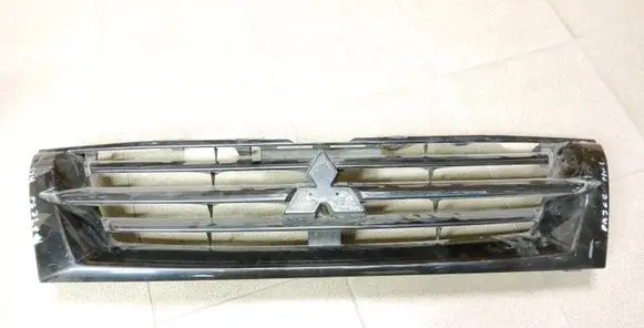 Mitsubishi Pajero Front bumper upper radiator grill MR387981