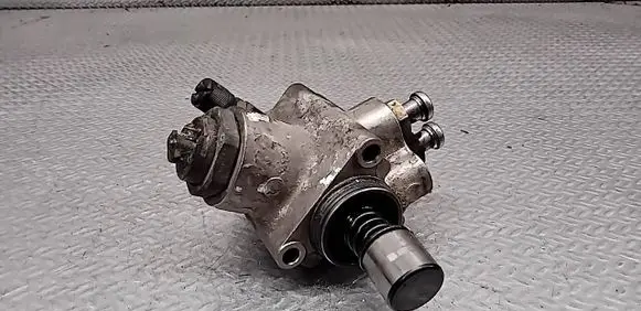 Volkswagen PASSAT B6 Mechanical fuel pump 06F127025D