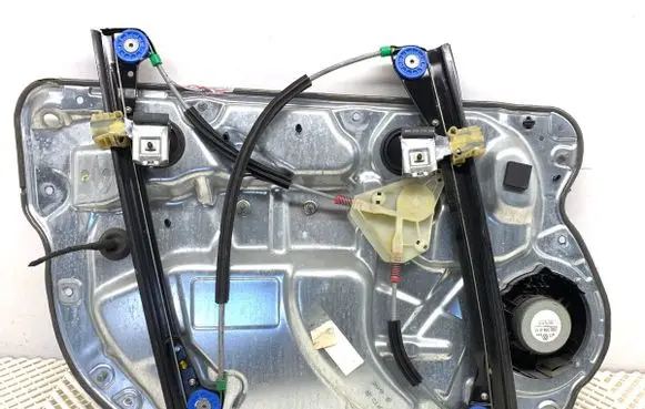 Volkswagen Polo IV 9N3 Front door window regulator with motor 6Y2959801