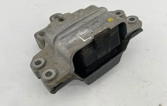 Volkswagen PASSAT CC Engine mount bracket 3C0199555