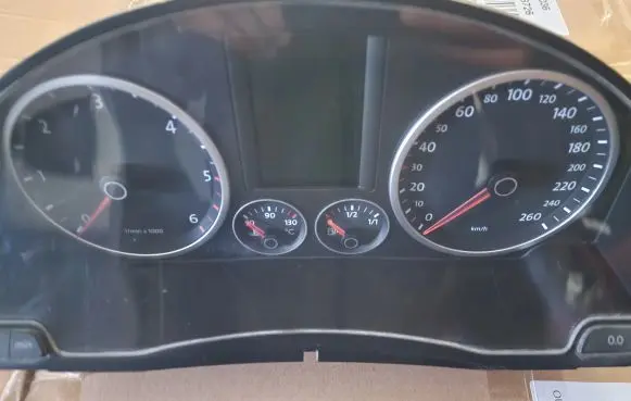 Volkswagen Tiguan Speedometer (instrument cluster) 5N0920870D