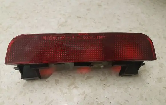 Mitsubishi Pajero Third/center stoplight E4027559 P0223