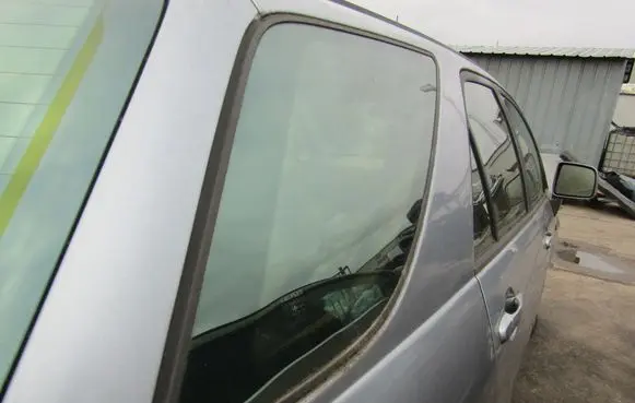 Cadillac SRX Rear side window 
