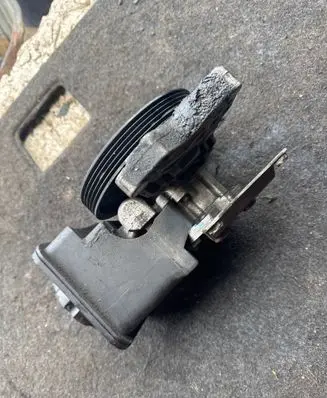 BMW 5 E39 Power steering pump 1928100271
