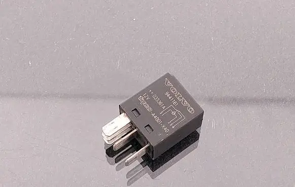 Volvo V70 Hazard warning light relay 9441161