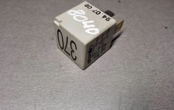 Volkswagen PASSAT B5.5 Other relay 8D0951253
