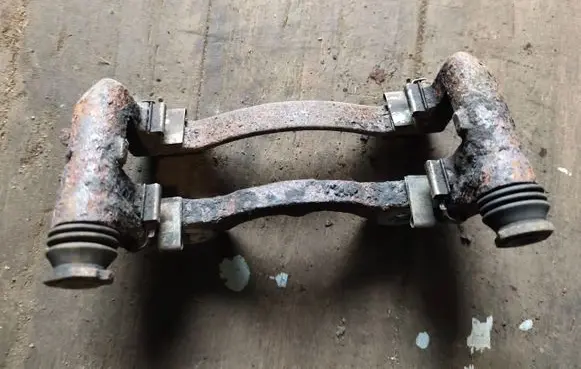 Jeep Grand Cherokee (WJ) Front Brake Caliper Pad/Carrier 