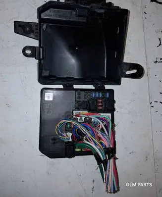 Nissan Juke I F15 Fuse module 284B71KA0D 3S0J00101