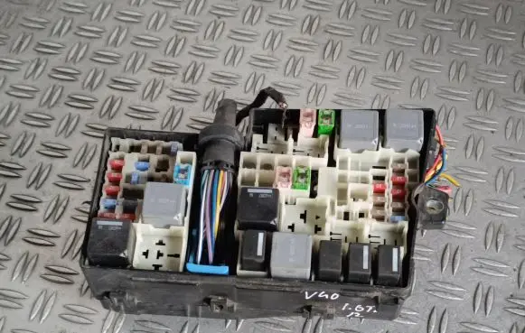 Volvo V40 Fuse module AV6T14A067AC 195525 58010107