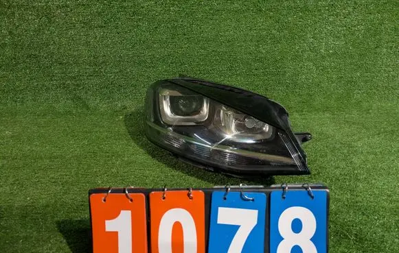 Volkswagen Golf VII Headlight/headlamp 