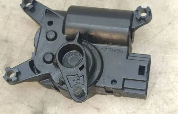 Volkswagen Touareg I Air flap motor/actuator 52411483R03 3093694 041005D05
