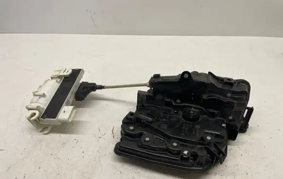 BMW 7 G11 G12 Front door soft close latching motor 2581894 A046465 18283810