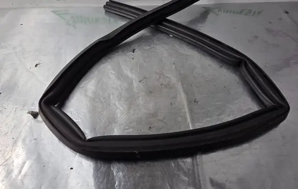 Peugeot 3008 II Engine compartment rubber 