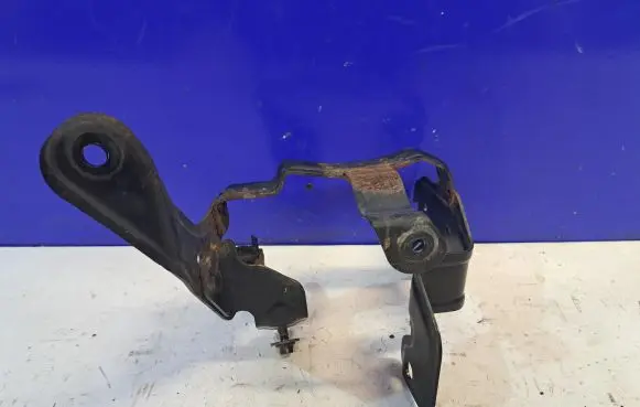 Volvo S80 Power steering pump mounting bracket 31317375
