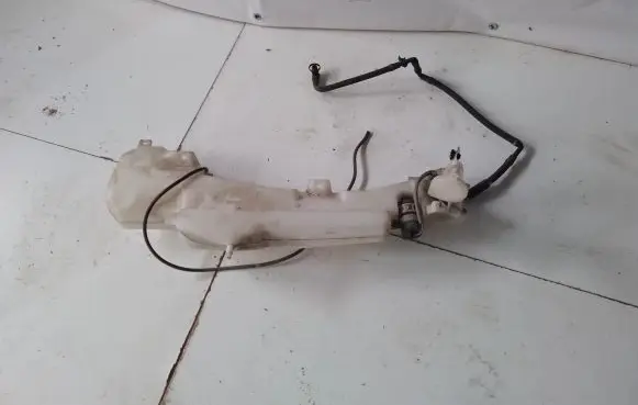 Mitsubishi Pajero Windshield washer fluid reservoir/tank