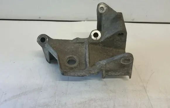 Volvo V70 Engine mounting bracket