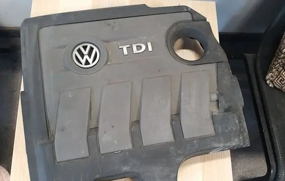 Volkswagen Polo V 6R Engine cover (trim) 03L103925B 03L103925J