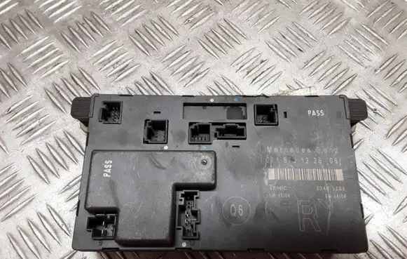 Mercedes-Benz E W211 Door control unit/module 2118701226 00401702