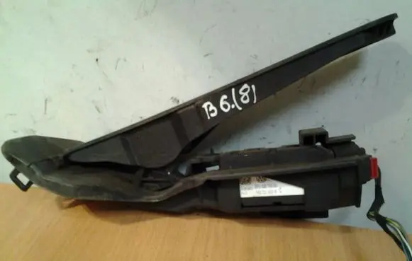 Accelerator throttle pedal