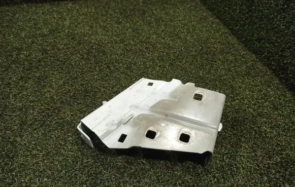 Renault Master III Fender mounting bracket 631438806R