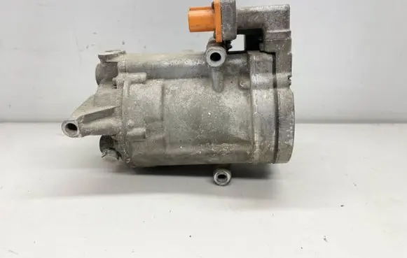 Volkswagen Jetta VI Air conditioning (A/C) compressor (pump) 5C0820803F