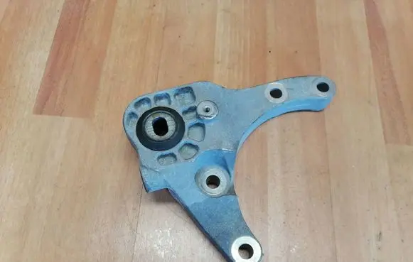 Opel Insignia B Gearbox mounting bracket 39213427