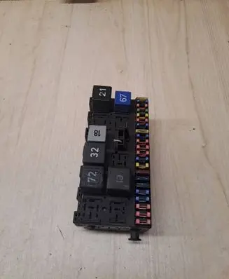 Volkswagen Golf III Fuse box set 357937039