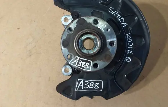 Volkswagen PASSAT B8 Front wheel hub spindle knuckle 5Q0407257C