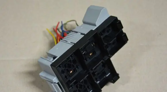 Volkswagen Touareg II Fuse module 7P0937211