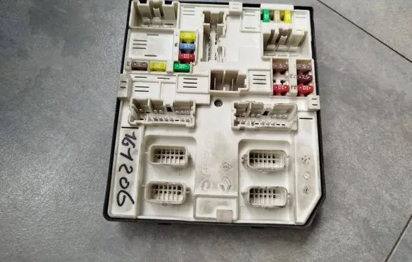 Renault Master III Fuse module 284B66852R 519543F08 1031273739